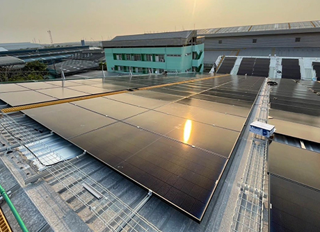 Instalación del sistema solar de 670kW en el techo de metal en Tailandia